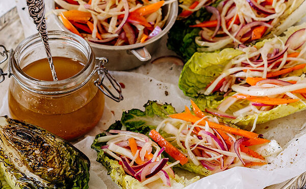 Die perfekte Beilage zum Grillen – gegrillter und gefüllter Little-Gem-Salat