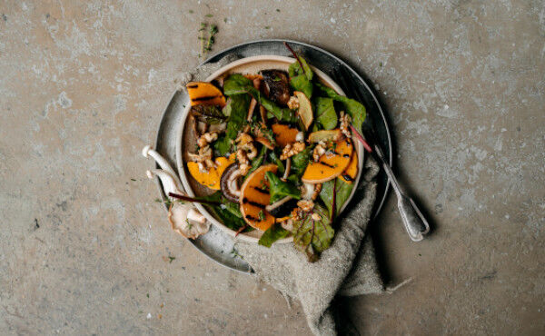 Word verliefd op de herfst met deze stevige salade van flespompoen met boerenkool 