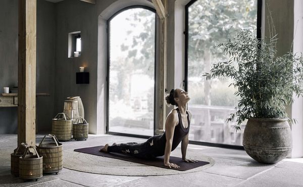 A sua nova prática de yoga: uma sequência de saudações ao sol que pode praticar diariamente 