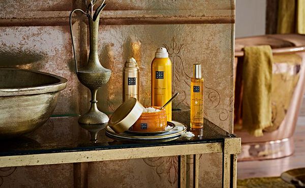 Et spa-inspireret badeværelse med en Rituals-kimono, luksuriøs håndsæbe og elegant tilbehør til et beroligende selvplejerum.