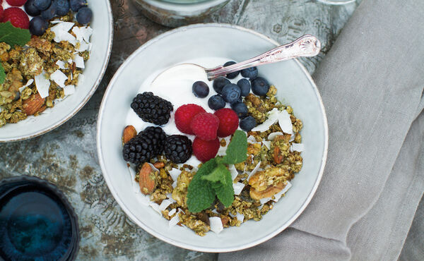 Matcha banana granola with red fruit and (coconut) yogurt