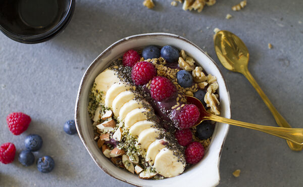 Smoothie bowl aux baies d’açaï : un soin 2-en-1 pour la peau et les papilles