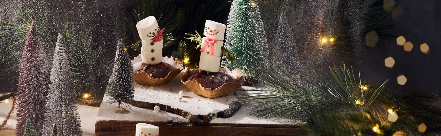 Festive snowmen cakes that will brighten any gathering