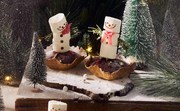 Festive snowmen cakes that will brighten any gathering