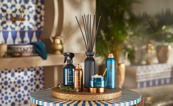 Productos The Ritual of Hammam con eucalipto colocados sobre una mesa imitando el ambiente de un spa marroquí.
