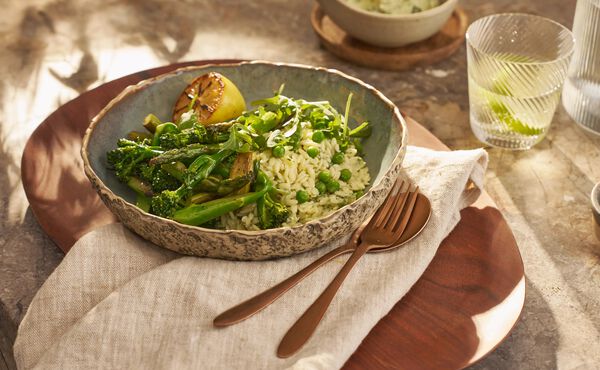 Ihon hehkua lisäävä green goddess -tyylinen salaatti