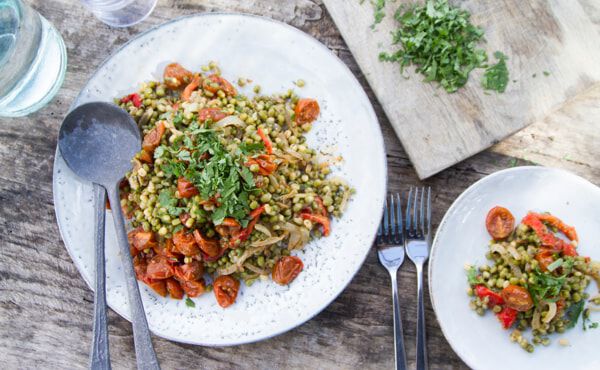 Ensalada con soja verde, pimientos y tomates cherry 