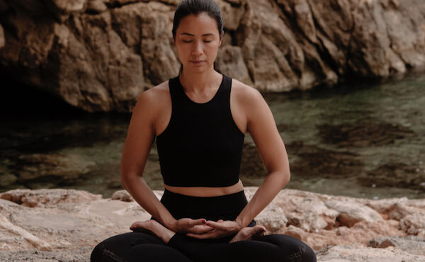 Meditación con respiración viloma para equilibrar mente y cuerpo 