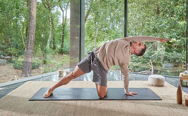 Maak je je zorgen? Wees lief voor jezelf met deze aardende yoga stretch van 20 minuten