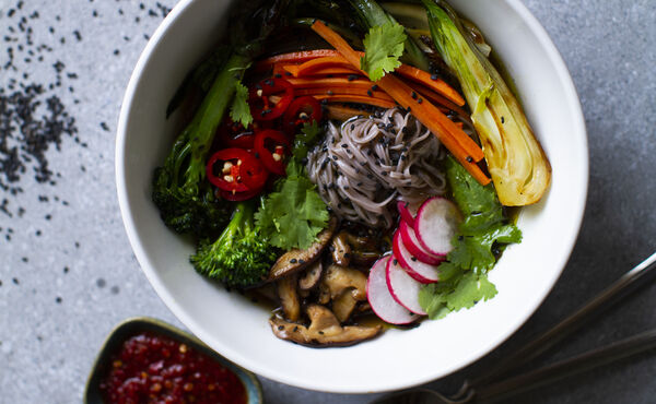 Deliciosa sopa de ramen con bok choy, bimi y setas shiitake