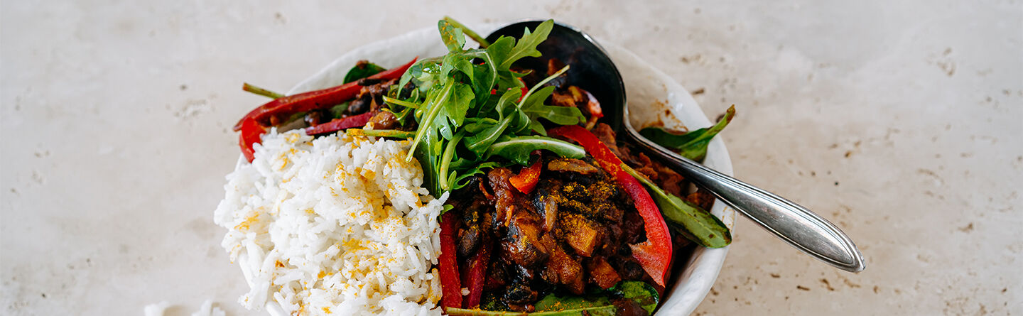 For the perfect post-workout dinner, try these spiced black beans with veggies and tomato sauce