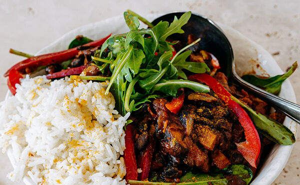 For the perfect post-workout dinner, try these spiced black beans with veggies and tomato sauce