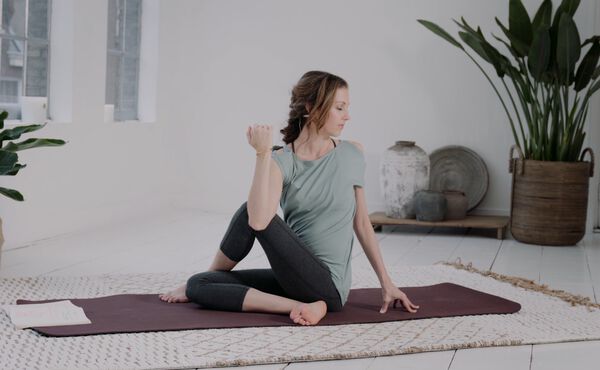 Commencez votre séance de yoga à la maison avec cette posture de base