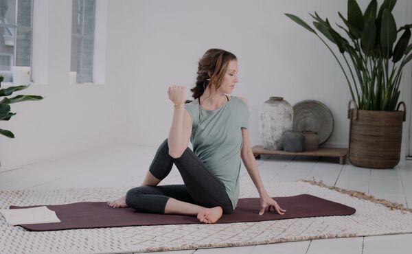 Inicia una rutina de yoga en casa con este ejercicio básico
