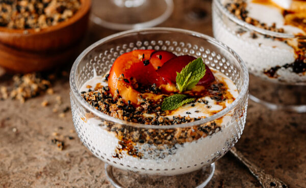 Consegue resistir a este cheesecake vegan desconstruído com caramelo e laranja?