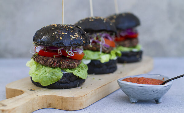 Kruidige vegaburger van zwarte bonen en piri piri saus