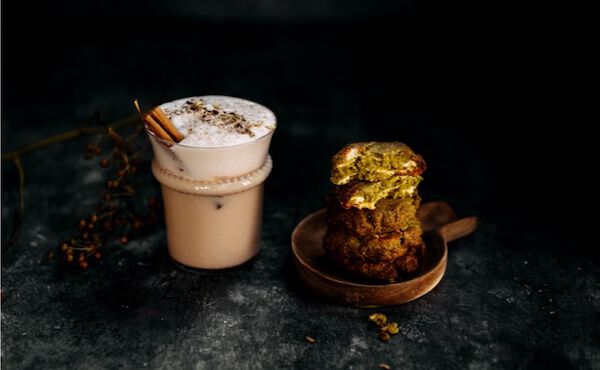 Desfrute deste aromático chai latte e de uma bolacha de matcha com chocolate branco