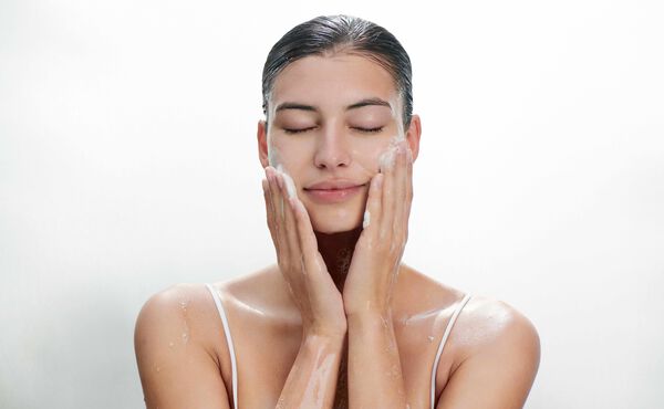 Warum ein Gesichtsserums so wichtig für deine tägliche Gesichtspflege ist und wie du es am Besten in deine tägliche Routine einbinden kannst