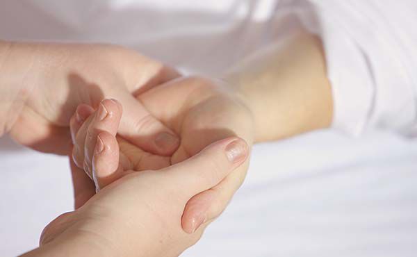 Handmassage som lugnar före – eller under – stressiga möten