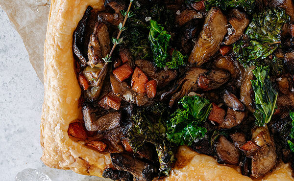 Partilhar é cuidar: esta pizza folhada de cogumelos é o prato ideal para festas 
