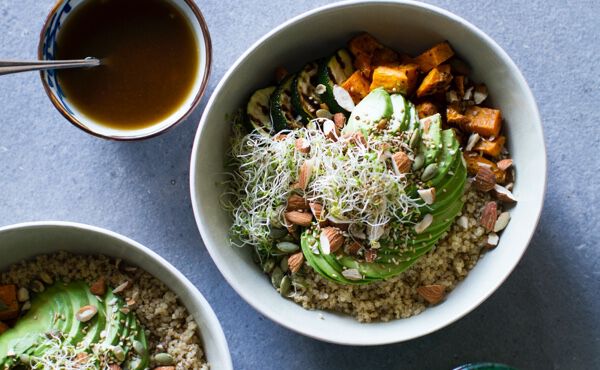 Superbowl skinny con quinoa, calabacín a la plancha y aguacate