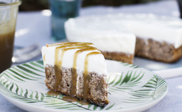 Pão de banana com cobertura de cheesecake e molho de caramelo salgado