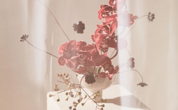 Ikebana: die japanische Kunst des Blumenarrangierens ist perfekt für den Muttertag