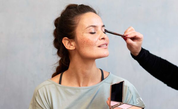 Sommarsäker makeup med hjälp av experten Carmen Zomers tips