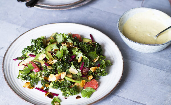 Está em teletrabalho? Mime-se com esta deliciosa salada de superalimentos com tempero umami