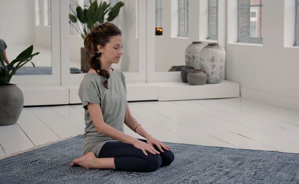 Equilibre-se com esta rotina de yoga para a lua cheia