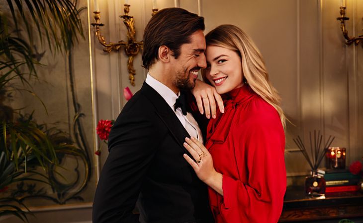 Holiday planning list and place card on a rustic desk – a mindful approach to reducing seasonal stress and staying organised.