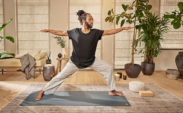 Ćwiczenia oporowe: sekwencja jogi wzmacniająca mięśnie, która również rozładowuje stres.