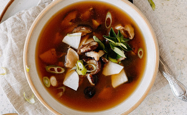 Batch cooking hoeft niet saai te zijn. Deze miso soep wil je elke dag wel eten