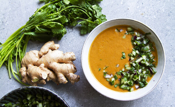 Uppfriskande asiatisk gazpacho med gurksalsa.