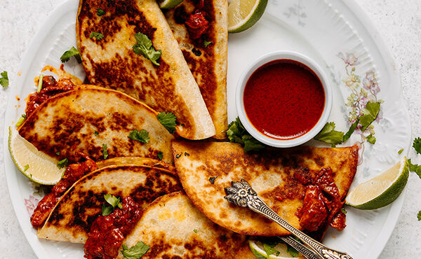 Tacos de birria végans pour dîner au chaud à la maison