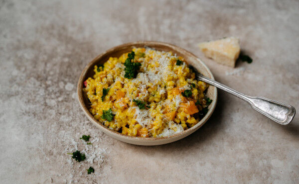 Este risotto de cevada-pérola com abóbora é ideal para noites outonais frescas