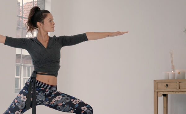 A powerful Vinyasa flow for a strong core