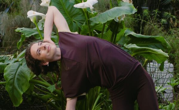 Prøv denne afslappende solnedgangs-yoga på årets længste dag