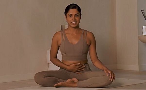 Yoga-Dehnübungen gegen Völlegefühl