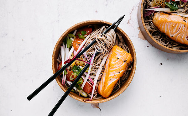 Proef de lente met deze Japanse bowl met zalm en noedels, verrijkt met een citrusachtig tintje