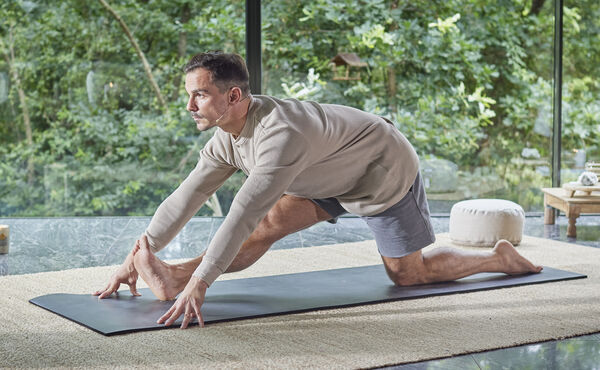 Sente o corpo rígido de manhã? Esta sequência de 15 minutos de ioga vai ajudar a soltar-se