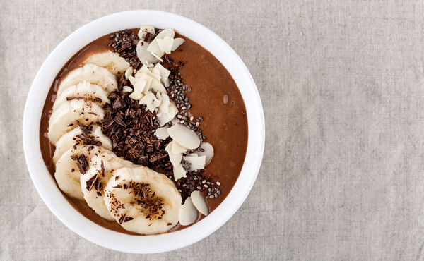 Smoothie bowl di banana e cioccolato con burro di arachidi. 