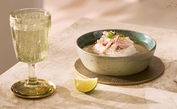 Aqueça as noites frias com este Pho de frango cozinhado lentamente