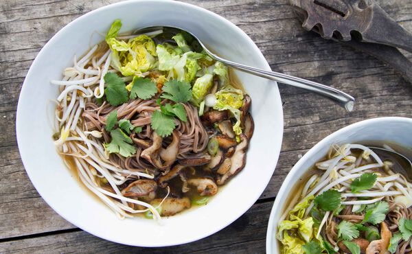 Japanische Soba-Nudelsuppe Mit Shiitake-Pilzen 