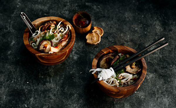 Peppen Sie Ihren Brunch mit dieser herzhaften, veganen Ramen-Suppe auf