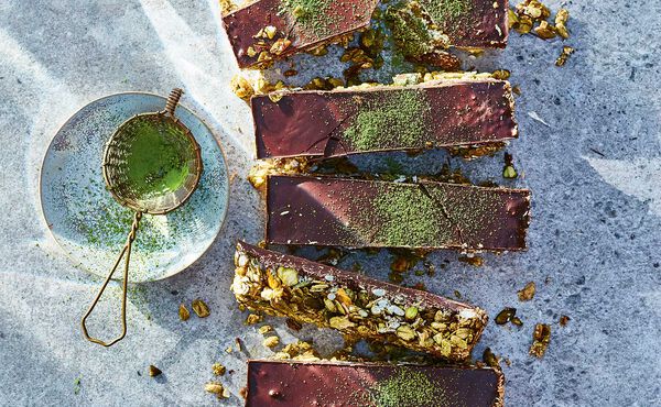 Receita de barritas de granola e matcha para um doce saudável