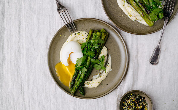 Easter brunch: Roasted asparagus with easy vegan wasabi-hollandaise