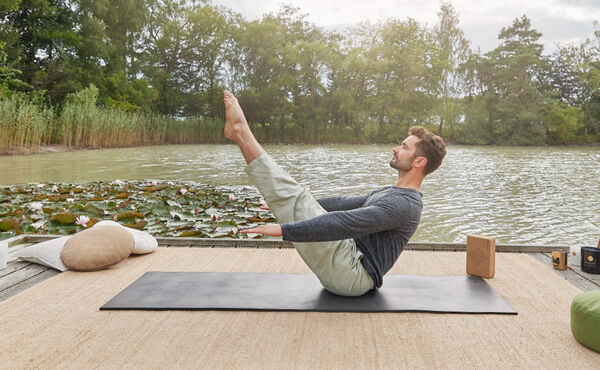 Focus a busy mind and fire up your body with this 25-minute Pilates sequence