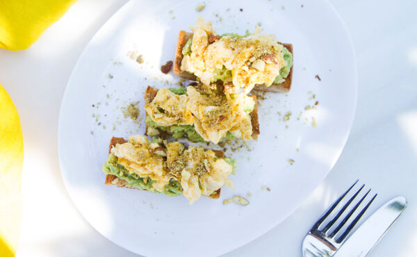 Avocado auf geröstetem Brot mit Dukkah-Gewürzen