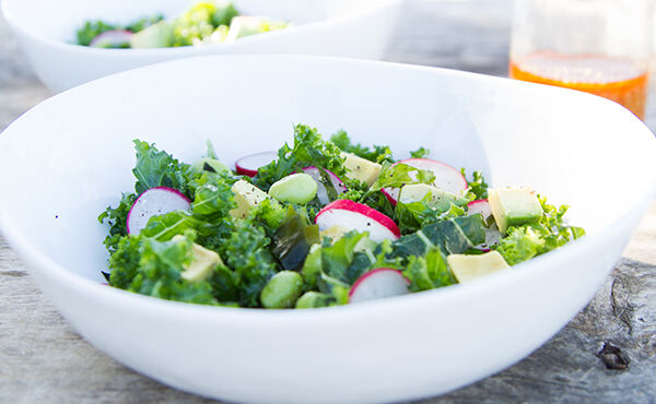 Probieren Sie diesen in 15 Minuten fertigen japanischen Salat mit Grünkohl und Wakame zur Pflege der Haut